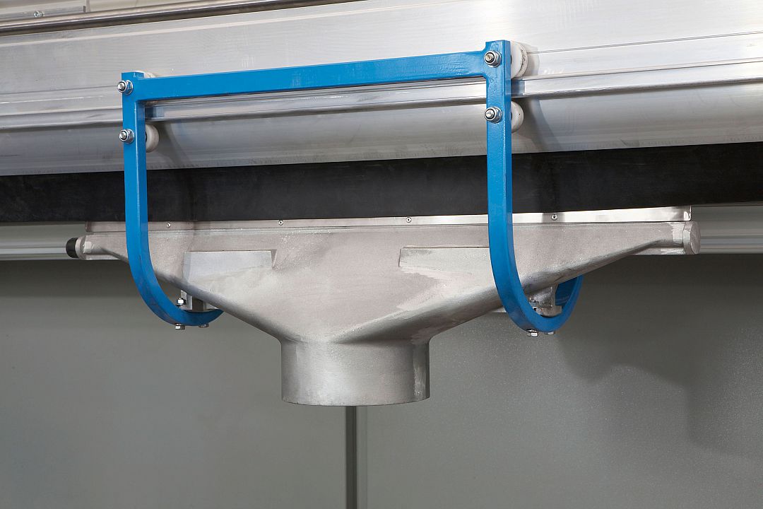 Extraction channel mounted in the paneling, with movable carriages for connection to the support.