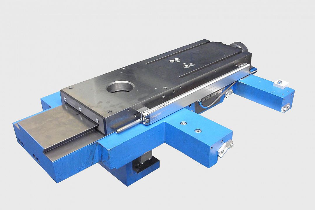 Standard support with long cross slide and V-ledge. Direct position measurement as standard through Heidenhain linear scale.