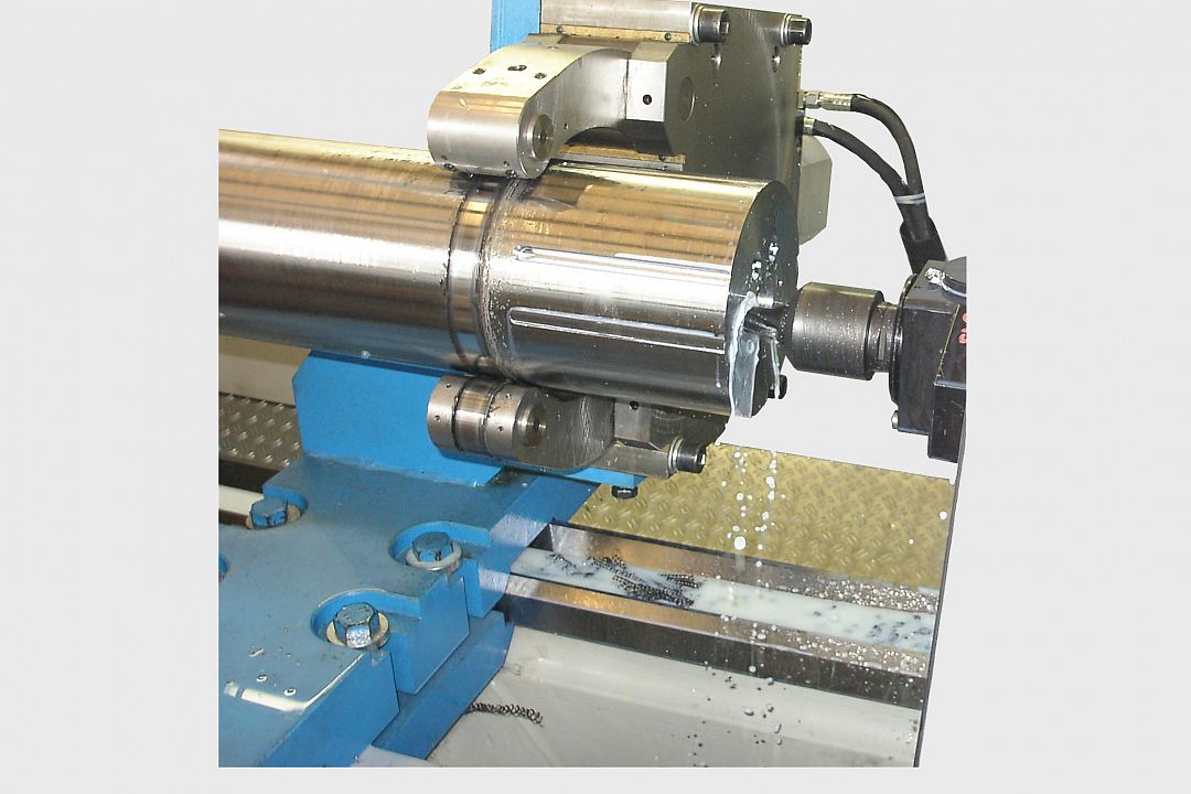 Self-centering hydraulic rest, driven tools when drilling a graduated circle on the end face.
