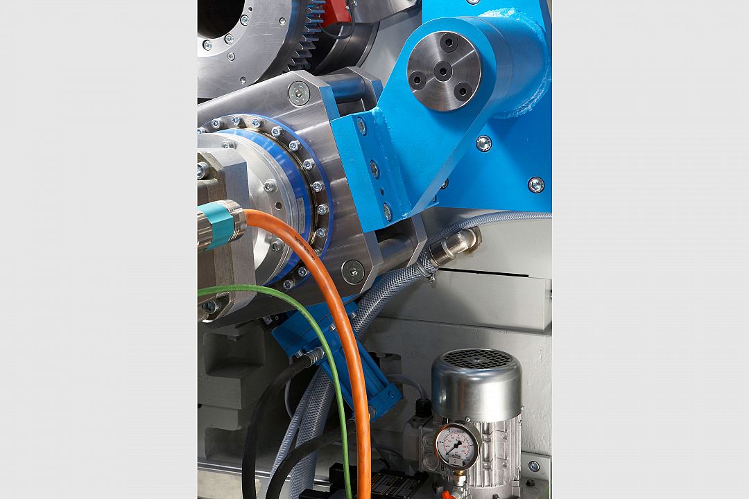 C-Achse einschwenkbar über einen hydraulischen Zylinder gegen festen Anschlag, separater Motor mit Getriebe, hochauflösendes Messsystem an der Hauptspindel.