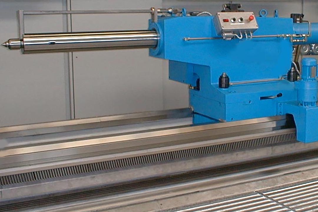 Drilling tailstock hydraulic with special quill and drilling cycles, hydraulic clamping on the bed.