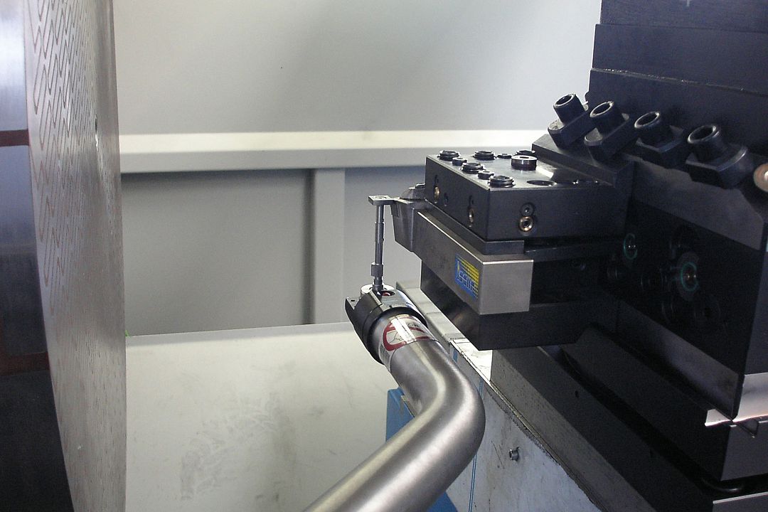 Измерение инструмента в лоботокарном станке для упрощенной установки инструментов.