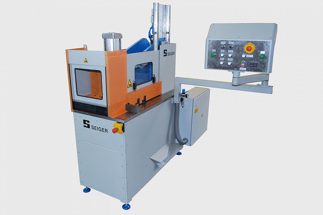 Special machine for mitering sheet steel profiles, incl. protective device and positioning control.