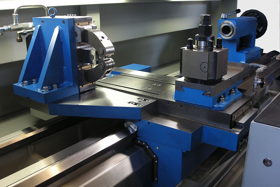 Different rests can be supplied as an option, here hydraulic self-centering rest as a follow rest.